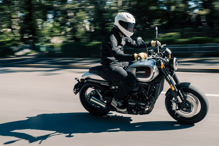 両モデルともに、湿板クラッチはケーブル式、ファイナルドライブはチェーン式。ドライブトレインの操作性にクセはなく、変速にまつわる一連の作業も非常にやりやすい。