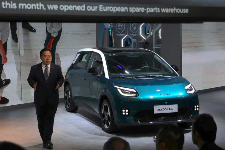 GACのコンパクトBEV「アイオンV」は、ミラノのデザインセンターが重要な役割を果たした。解説しているのは、GACインターナショナルのウェイ・ハイガン社長。