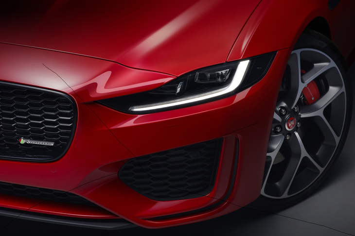 「Jブレード」と呼ばれるデザインが特徴的な、LEDヘッドランプ。