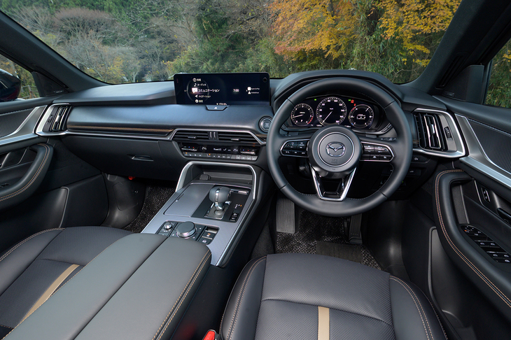 ダッシュボードやドアトリムをステッチ入りのソフトパッドで覆ったインテリアはクラスを超えたぜいたくな仕立て。マツダ車らしく前方視界はしっかり確保されている。