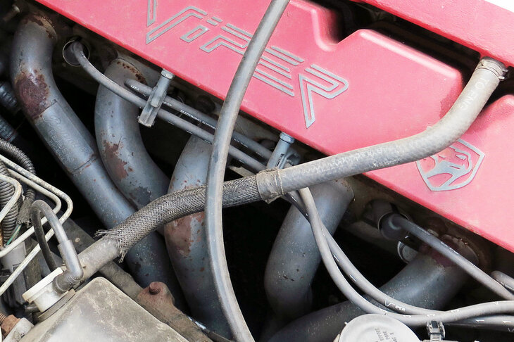 わが「バイパー」のサビサビのヘダース。このクルマは排気系が改造されていて、スポーツキャタライザーが入っていたらしい。今回の車検対応でセンターパイプが細くなったので、まったく無意味になってしまったわけだが。