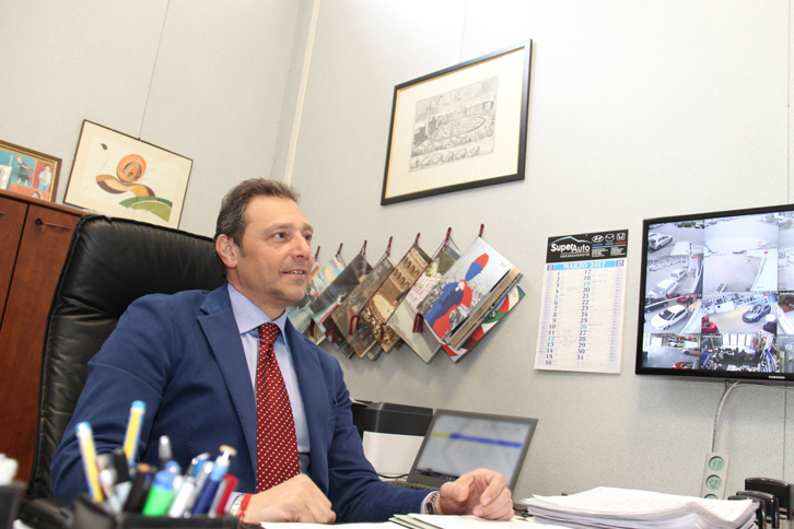 マッシモ社長の執務室兼商談ルームで。