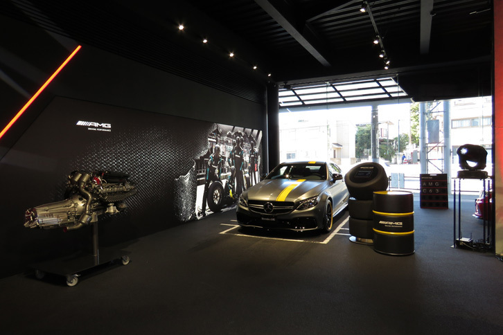 AMG東京世田谷の展示スペースは2階建てで国内最多の8台のモデルが展示される。