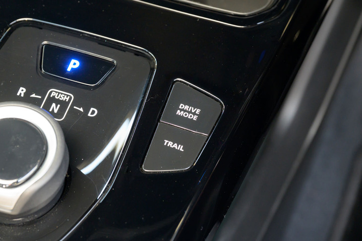 4WD車の駆動システムには、トラクションの抜けたタイヤの空転を抑え、悪路での脱出をサポートする「トレイルモード」を用意。FWD車にも、トルクの発生を穏やかにして雪道での発進をサポートする「SNOWモード」が採用される。