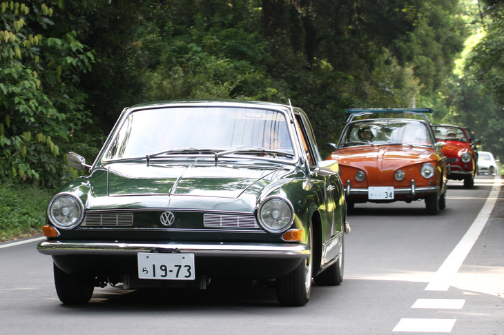 連なってやってきた、フォルクスワーゲン。非常に珍しい「タイプ3」ベースのブラジル製「カルマンギアTC」を先頭に、タイプ3ベースの「カルマンギア」、「タイプ1」ベースの「カルマンギア カブリオレ」、「ゴルフ カブリオ」、「カルマンギア クーペ」などが続いた。