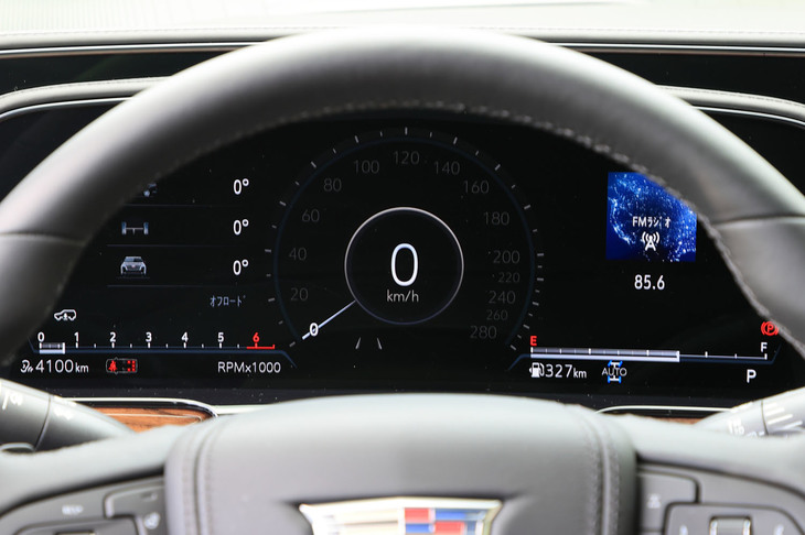 液晶メーターは高精細で視認性も良好。夜間運転時の周辺認知を支援する暗視システム「ナイトビジョン」の映像もここに表示される。