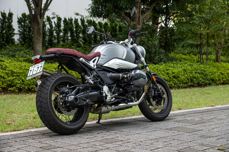 空油冷フラットツインの魅力はそのままに、厳しさを増す環境規制をクリアした「R nineTスクランブラー」。そのライドフィールからは、このマシンの魅力を大事にしたいというBMWの思いが感じられた。