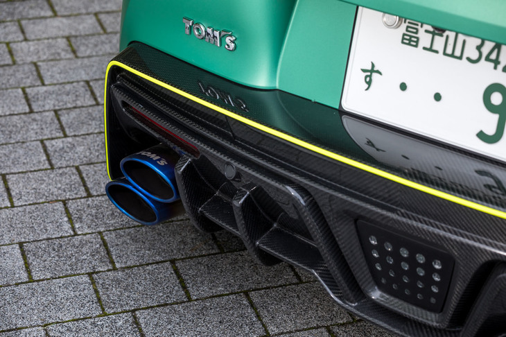 エンジンの鋭い吹け上がりとフラットなトルク特性に寄与するエキゾーストシステム「TOM'Sバレル」。青い“焼き”の入った左右4本出しのテールパイプは、リアビューのアクセントにもなっている。