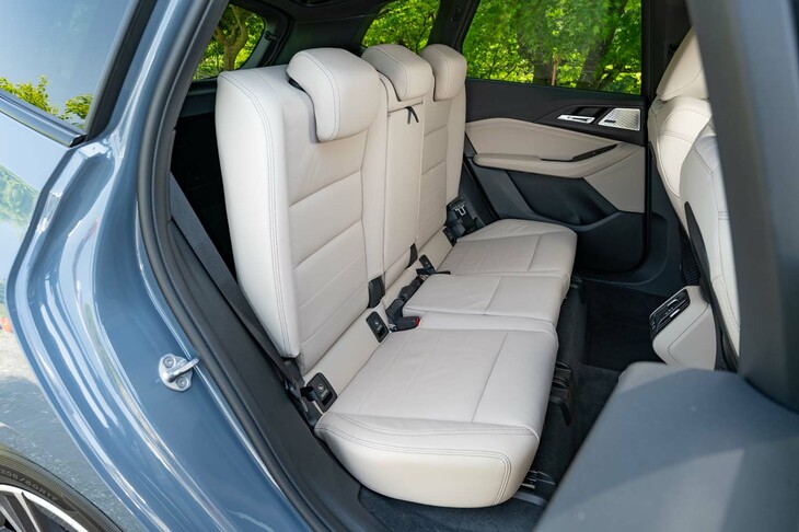 後席は背もたれの角度調整もできる。こんな角度で座ることはないだろうが、一番立たせると写真のようになる。