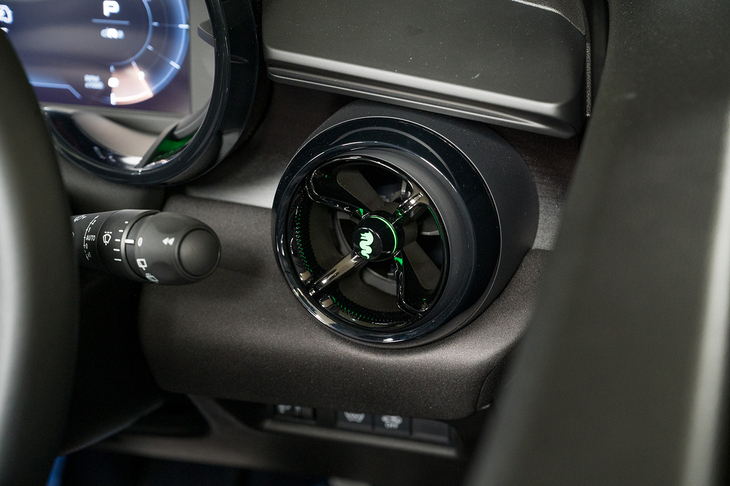 四つ葉（クアドリフォリオ）をかたどったとされるエアアウトレットは、中央部に蛇（ビショーネ）のアイコンが入る。