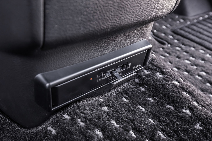 デリカミニTプレミアム（SDカード＆SIMカードスロット）