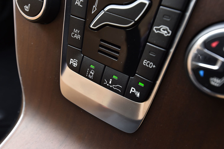 センターコンソールに配された、車線の逸脱防止をはじめとする運転支援システムの制御スイッチ。