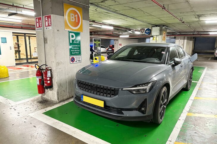 以下はすべてシエナで撮影。これはショッピングセンター駐車場の充電ブースで。オランダからやってきた「ポールスター2」。2023年8月11日撮影。