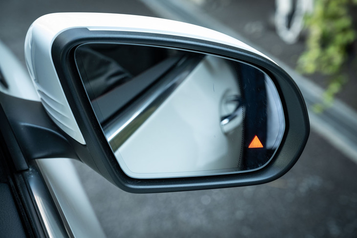 メルセデス・ベンツEQA250（ドアミラーと「アクティブブラインドスポットアシスト」の警告灯）