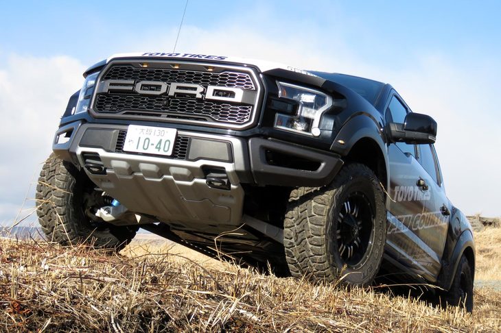フォードが誇る高性能オフローダー「F-150ラプター」。荒野をぶっ飛ばすことだけに特化した“走り”のピックアップトラックである。
