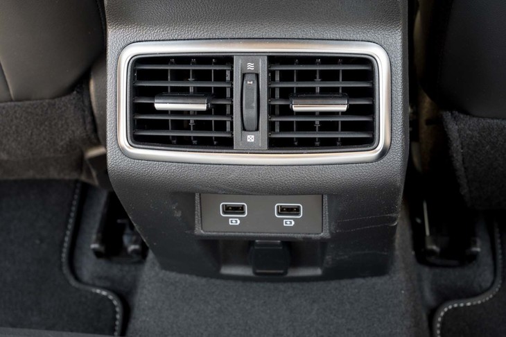 後席用にもエアコン吹き出し口とUSBタイプAソケット（2基）、12V電源が備わっている。