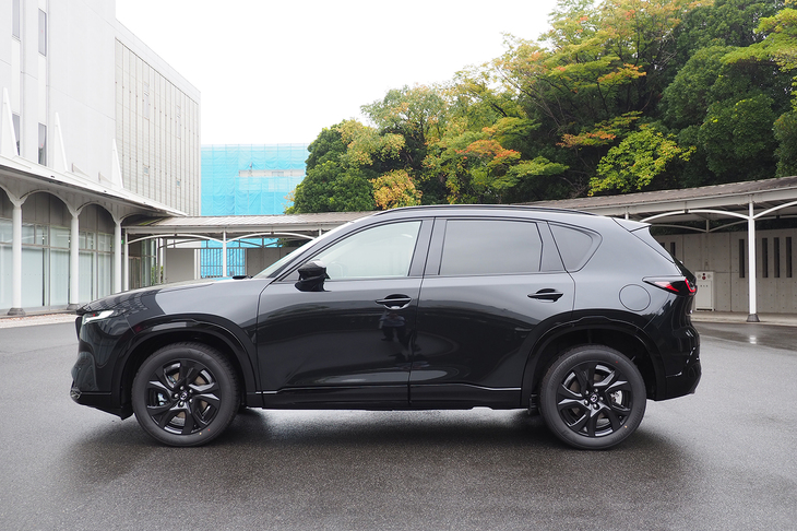 新型のボディーサイズは全長×全幅×全高＝4690×1860×1695mm。全長が現行モデルより115mmも大きくなっている。