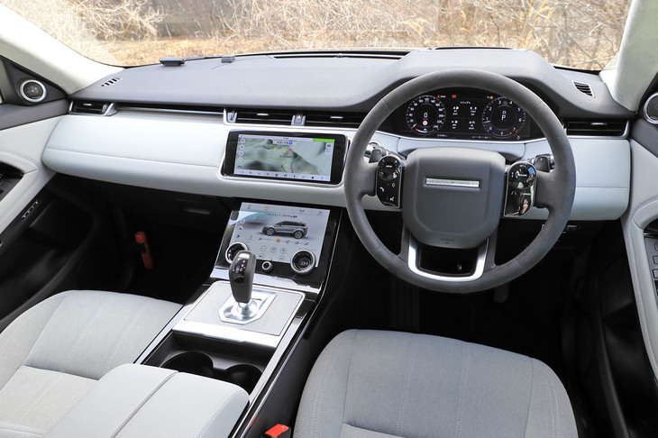 タッチスクリーンの採用により、煩雑なスイッチ類を排したインストゥルメントパネルまわり。豊富に用意される内装色の中から、試乗車には「クラウド／エボニー」のツートンが採用されていた。