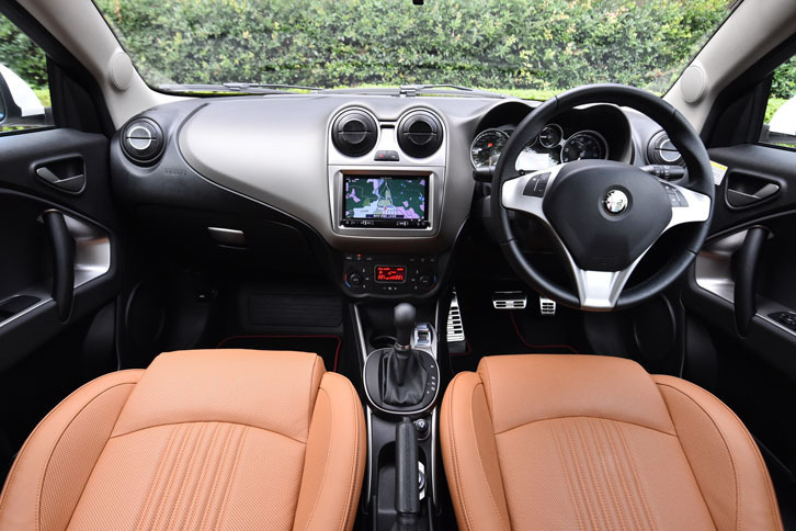 ハンドル位置は右のみ。ポルトローナ・フラウのレザーシートが標準で装備される。試乗車のシートカラーは「ナチュラル」。