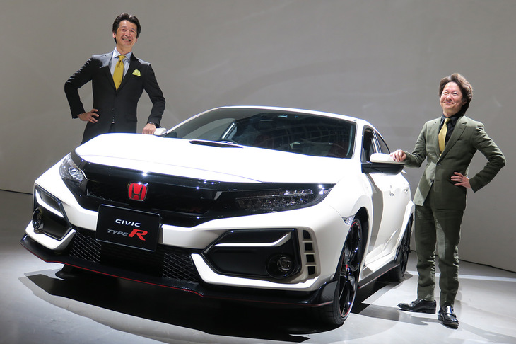 「シビック」シリーズの開発責任者である松井 充氏（左）と、「シビック タイプR」の開発責任者である柿沼秀樹氏（右）。