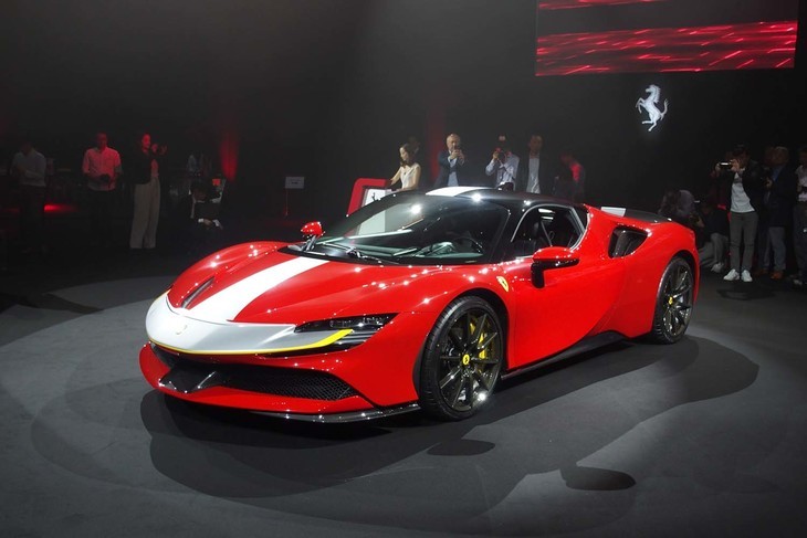 フェラーリ初のPHEV「SF90ストラダーレ」。「F8トリブート」に代表されるリアミドシップクーペと、「ラ フェラーリ」などのスペチアーレモデルの中間に位置づけられている。