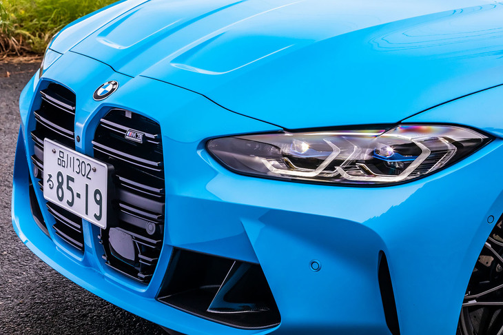 通常の「3シリーズ」とは異なる巨大な「キドニーグリル」が目を引く「M3コンペティションM xDrive」のフロントフェイス。照射範囲がLEDヘッドランプの約2倍の600mにまで伸びた「BMWレーザーライト」を標準装備する。
