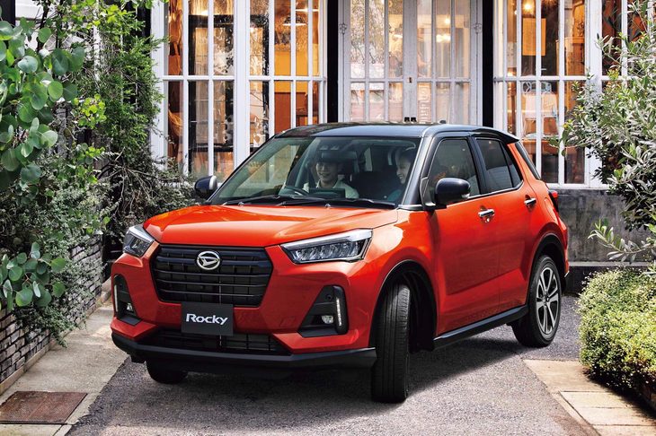 好調なセールスを続けるコンパクトSUVの「ロッキー」。初代「タント」などと同じく、企画が“ハマった”ときのダイハツの商品力というか爆発力を、現在進行形で見せつけている一台である。