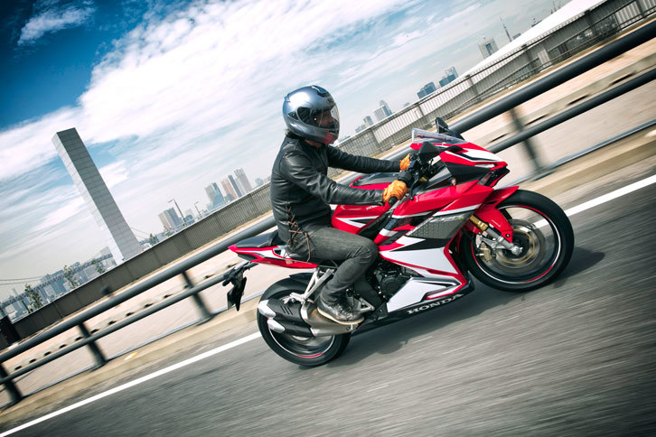 フロントサスペンションは、バネ下重量の軽減と高い路面追従性をかなえる倒立タイプ。リアサスペンションはプロリンク式で、5段階のプリロード調整機構が備わる。