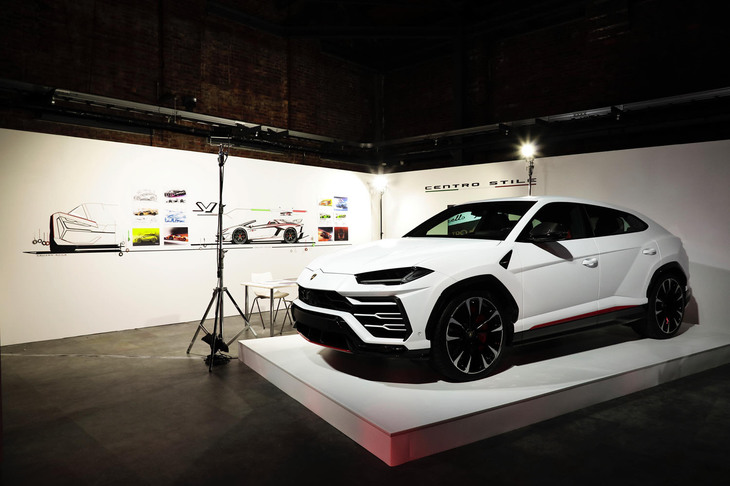 ランボルギーニのビスポーク部門、アドペルソナムが発表したマットホワイトのボディーカラーとレッドのカーボンパーツが初採用された「ウルス」。