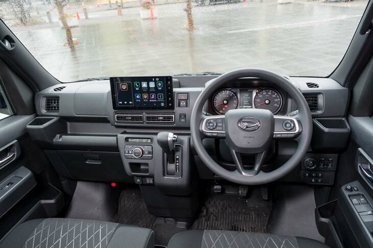 「デッキバン」は「ハイゼット／アトレー」の両方で選択可能。試乗車はアトレーのCVT仕様、しかも4WD車だった。