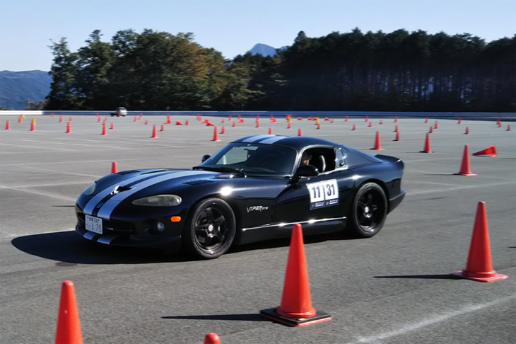 不幸なことにパワステポンプの破裂に見舞われてしまったバイパーオーナー氏。AUTO-Xの後半は、記者の「バイパー」で走行を行った。