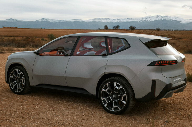 「コンセプト ノイエクラッセX」のリアクオータービュー。サイドを見るとドアパネルのかなり低い位置にピークがある反面、その前後ではフェンダーが高く張り出しており、前後のピークはそれと同レベルの高い位置にある。見る角度や箇所によって、ピークの位置がチグハグなのだ。