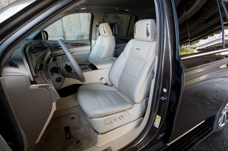 シートはセミアニリン仕上げの総本革製。前席にはヒーターにベンチレーション、マッサージ機能と、快適装備が満載されている。