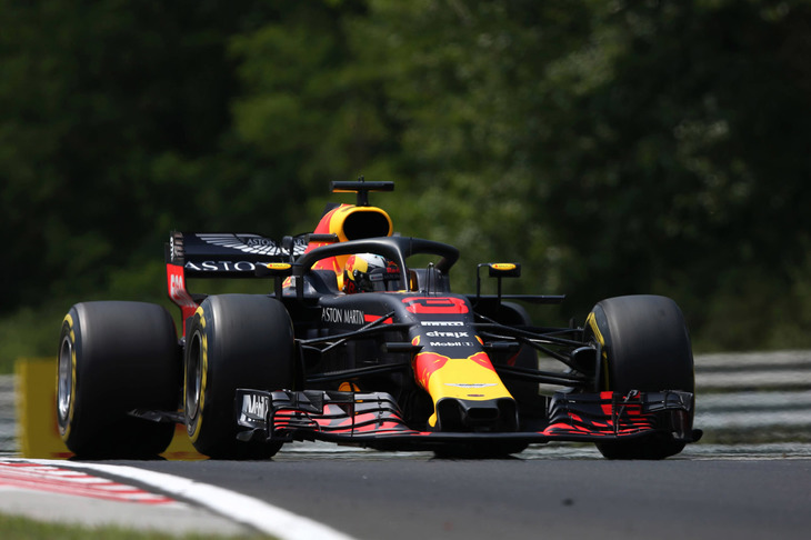 中低速ハンガロリンクに勝機を見いだしていたレッドブル勢。しかし雨の予選ではダニエル・リカルド（写真）がQ1をギリギリ通過、Q2でも12位とトップ10グリッドにつけず。レースではスタートでリカルドがマーカス・エリクソンと接触し16位まで後退するも、抜きにくいコースで着々と入賞圏へと駒を進め、45周目まで第1スティントを引っ張り、最後にはボッタスを抜き4位でチェッカードフラッグを受けた。チームメイトのマックス・フェルスタッペンは、7番グリッドからのスタートで5位に上がったものの、MGU-Kのトラブルで早々にリタイア。ルノーのパワーユニットの信頼性とパフォーマンスの不足に怒り心頭だった。（Photo=Red Bull Racing）