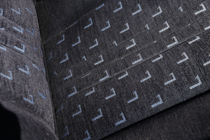 当時エルメネジルド・ゼニアが参画したベロア生地には、ランチアの頭文字である「L」が織り込まれている。