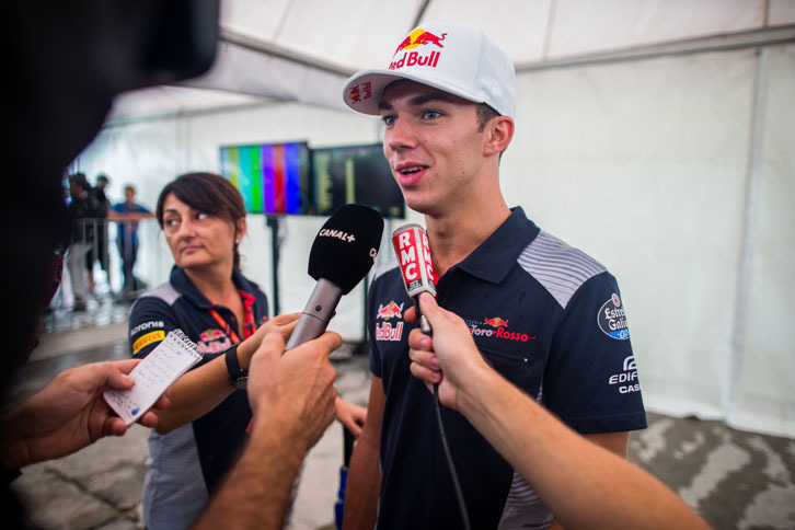 レッドブルが抱える若手レーシングドライバーの中から、また1人F1ドライバーが誕生。姉妹チーム、トロロッソのダニール・クビアトに代わり、ピエール・ガスリー（写真）がマレーシアGPから複数レースを戦うことになった。2016年のGP2チャンピオンであり、今年は日本のスーパーフォーミュラでタイトルを争う21歳のフランス人は、現在フォースインディアで得点を重ねるエステバン・オコンと幼なじみ。来季カルロス・サインツJr.がルノーにレンタル移籍することで空くシートを狙う絶好のチャンス到来となった。デビュー戦は予選15位、決勝14位完走。（Photo=Toro Rosso）
