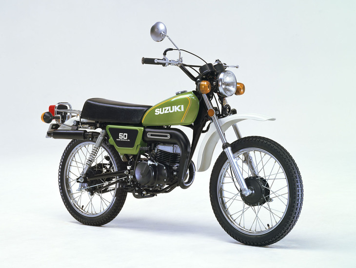 1977年「スズキ・ハスラー50」。1971年に登場したハスラー（TS）シリーズの末弟。空冷2ストローク単気筒エンジンの水冷化など改良を加えながら1990年代後半まで生き延びた。