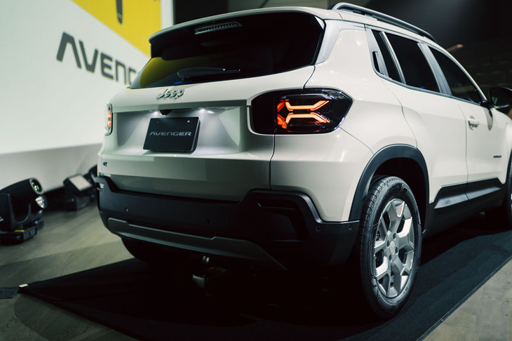 ジープ・アベンジャー アルティテュード（リアビュー）