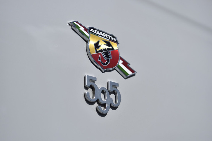 ボディーの両サイドに「ABARTH」と「595」を組み合わせたエンブレムが装着されている。