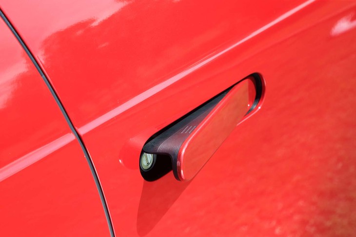 フロントドアのオープナーは使う時だけ飛び出す仕掛け。ドアロックで自動的に収納されるほか、手で押し込むこともできる。