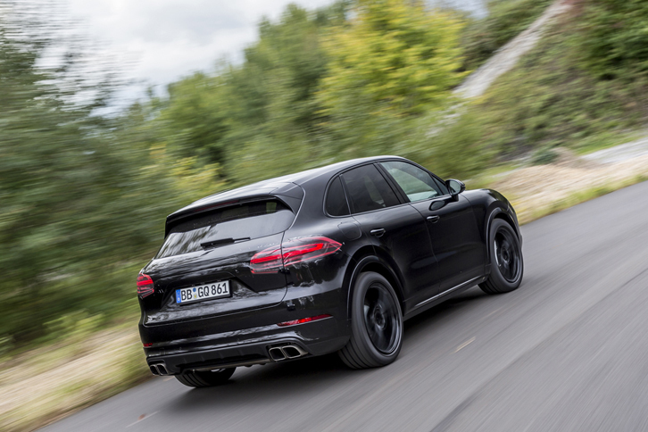 新型「カイエン」では、コーナリング中の安定性を高めるべく、前後で異なるサイズのタイヤが装着される。