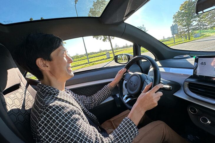 ブレーキは4輪ディスク＋ABS。回生ブレーキの滑らかなフィーリングも、普通乗用車のものと遜色ない。試乗車はノーマル仕様だったが、「Pro」はステアリングが近年のプジョーのようなD形状となる。ヘッドクリアランスは、身長166cmの筆者には十分。