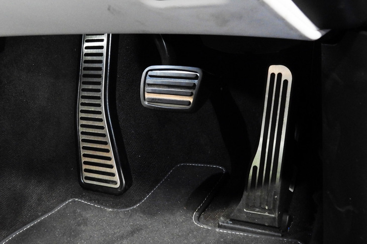 シボレー・コルベットE-Ray（アクセルペダル／ブレーキペダル／フットレスト）