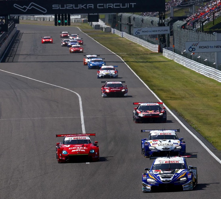 GT500クラスのスタートシーン。ポールポジションのNo.19 WedsSport ADVAN GR Supra（写真右下）は5位でレースを終えた。
