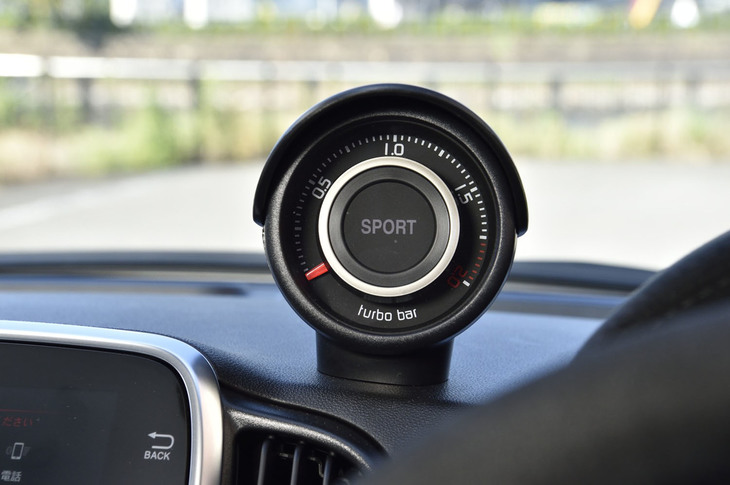 ダッシュボード上に設けられたブースト計。スポーツモード作動時には、中央にある「SPORT」の文字が点灯する。
