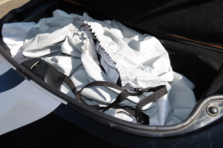 出掛ける際は、ボディーカバーは丸めてラゲッジルームの中へ。ちなみに「バイパー」のラゲッジは、これだけでいっぱいになる。荷物の積めるクルマ……？