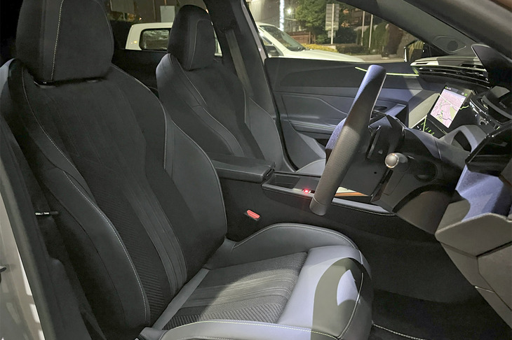 電動調整機構とヒーターが標準で備わる「GT」グレードのフロントシート。なんと、私が大好きなマッサージ機能が働く「マルチポイントランバーサポート」も組み込まれている。こんなにオシャレさんなのに「そろそろお腰をもみましょうか」と、気配りも万全だ。