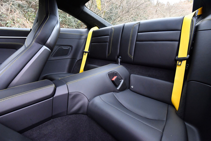 シートベルトのカラーはオプションのレーシングイエロー（7万4000円）で、これは同じイエローの装飾コントラストカラーステッチが選択された「インテリアトリムパッケージ」（51万5000円）とコーディネートされている。後席の背もたれを前方に倒せば、264リッターの荷室が出現する。