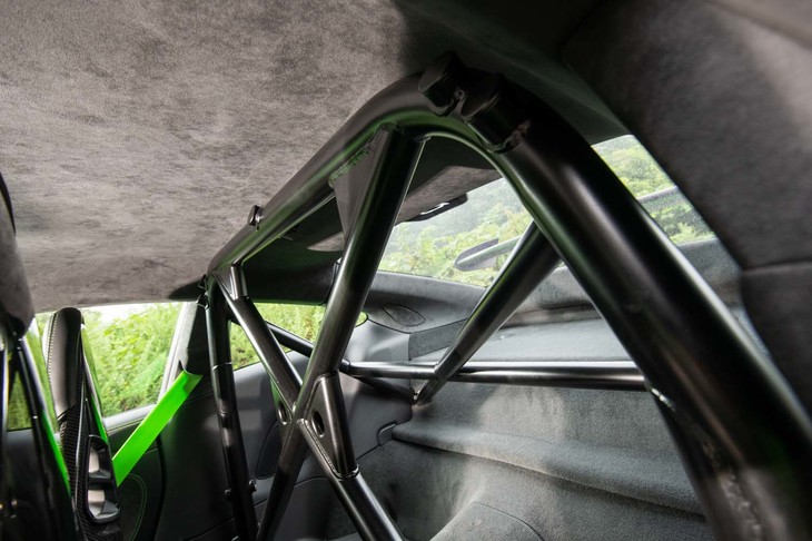 「ヴァイザッハパッケージ」に含まれるロールケージは軽量かつ高剛性なチタン製。