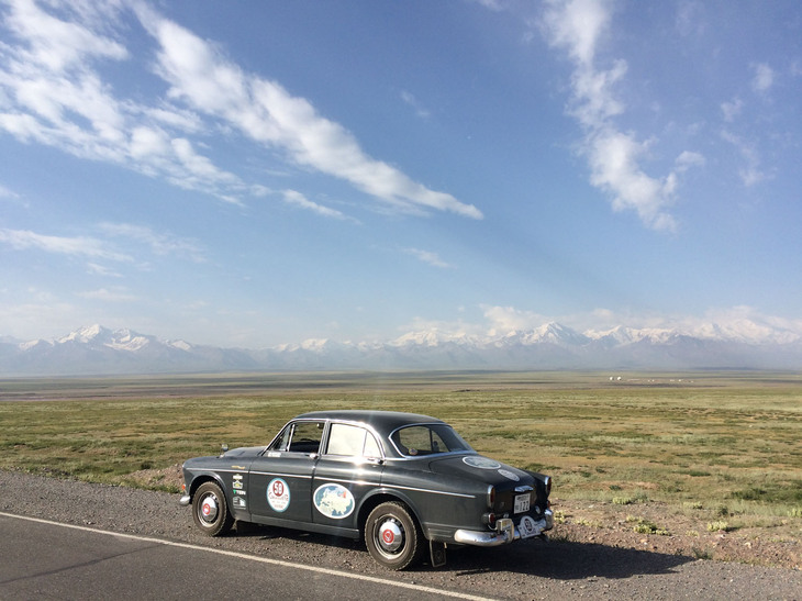 キルギス・中国国境のイルケシュタム峠に向かう「ボルボ・アマゾン」。遠くにカラコルム山脈を望む。アマゾンには過酷な行程に備えてテイン製のスプリング／ダンパーを装着している。クラシックカーなどにも対応できるのがテインの強みだ。